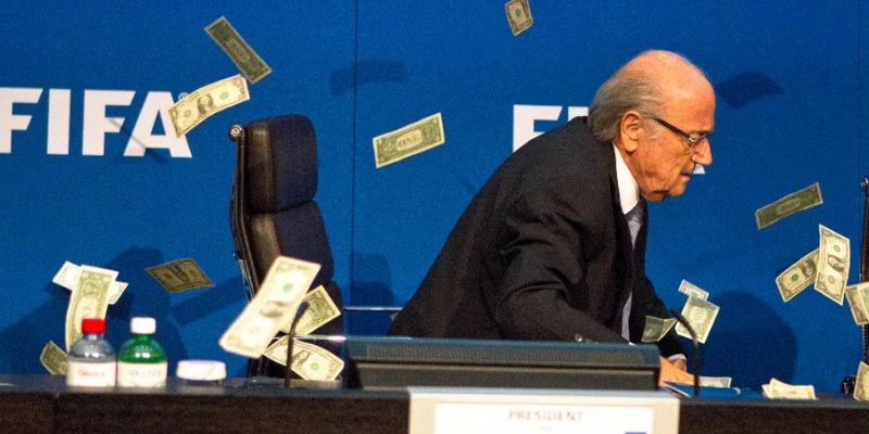 Cú ngã quyền lực của Sepp Blatter có lẽ là một trong những cú ngã gây chấn động toàn giới thể thao