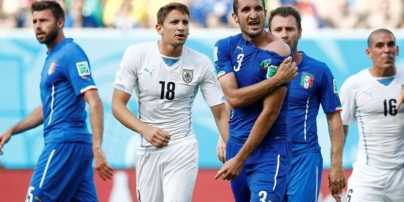Sau vụ việc Luis Suárez cắn đối thủ thì FIFA đã gấp rút triển khai VAR vào các giải đấu của mình
