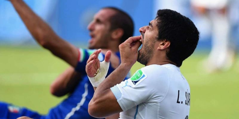 Luis Suárez cắn đối thủ có vẻ là vết nhơ khó xóa sạch trong sự nghiệp của cầu thủ này
